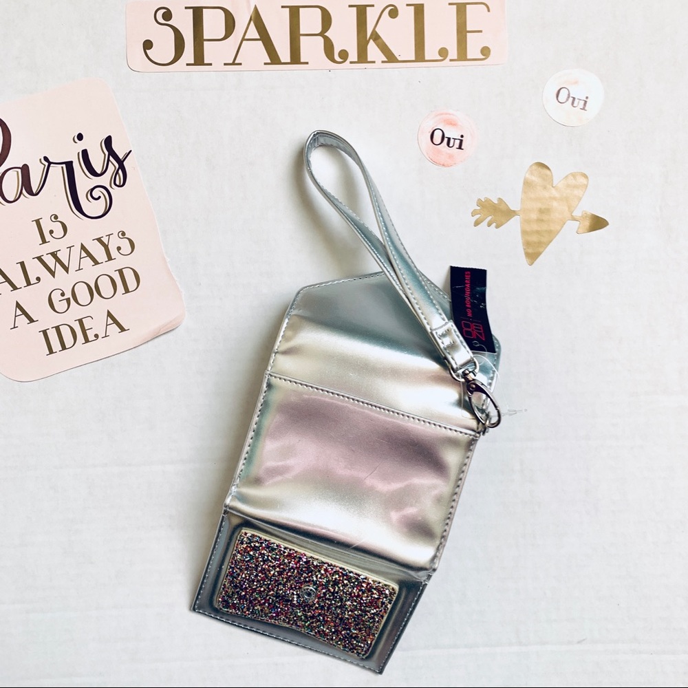 NEW NO BOUNDARIES wristlet wallet silver - Picture 2 of 5